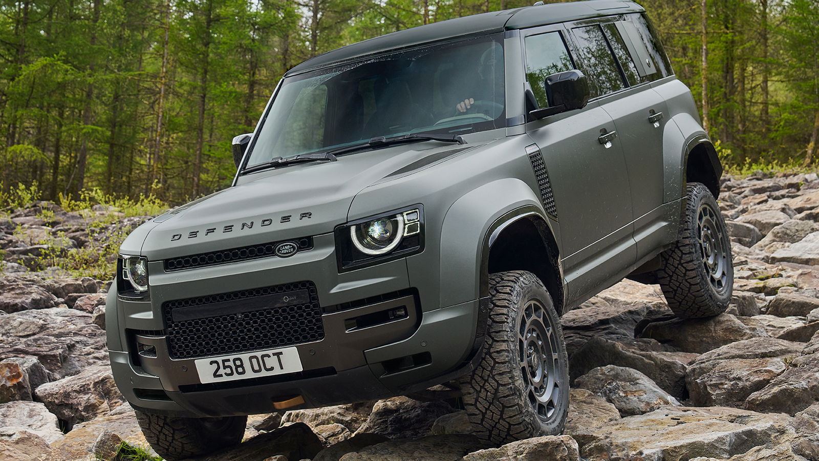 Land Rover Defender OCTA - front