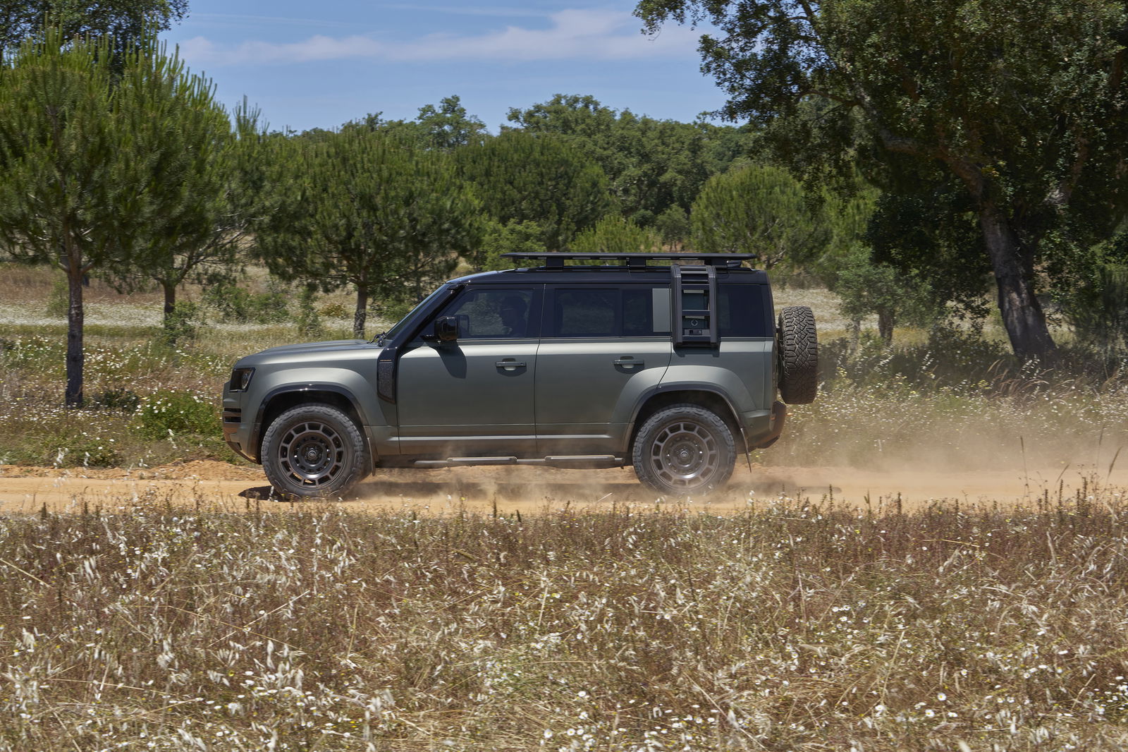 Land Rover Defender OCTA - side