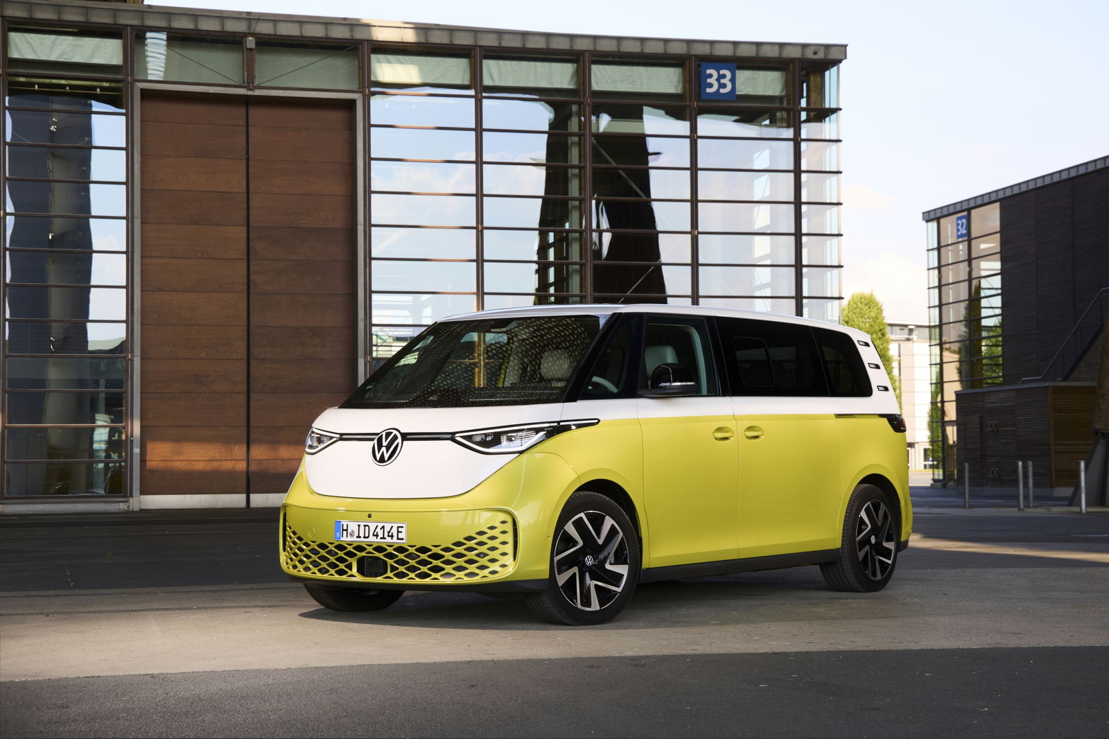 VW ID Buzz LWB - front, static