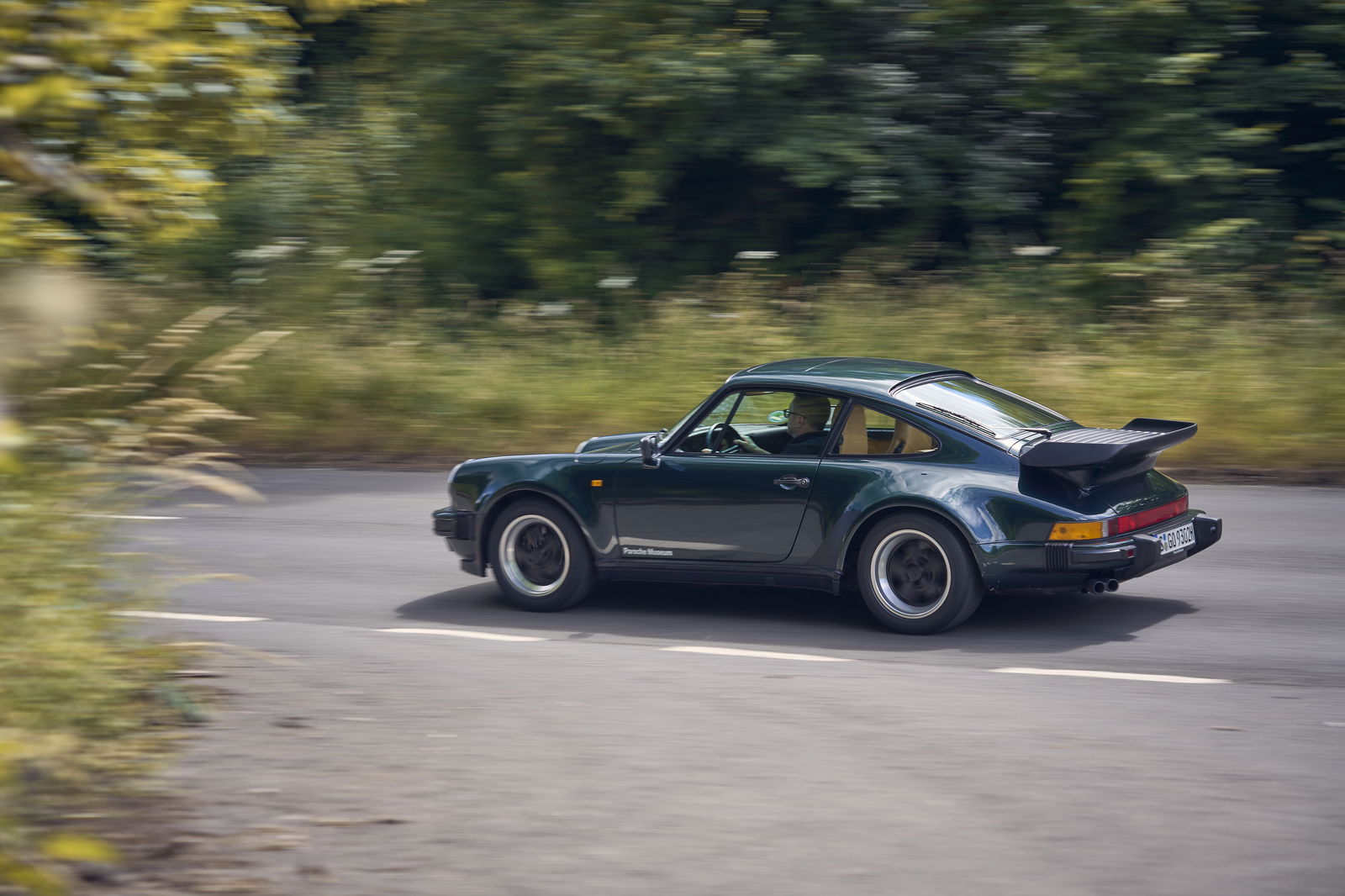 Porsche 930 Turbo - side, driving