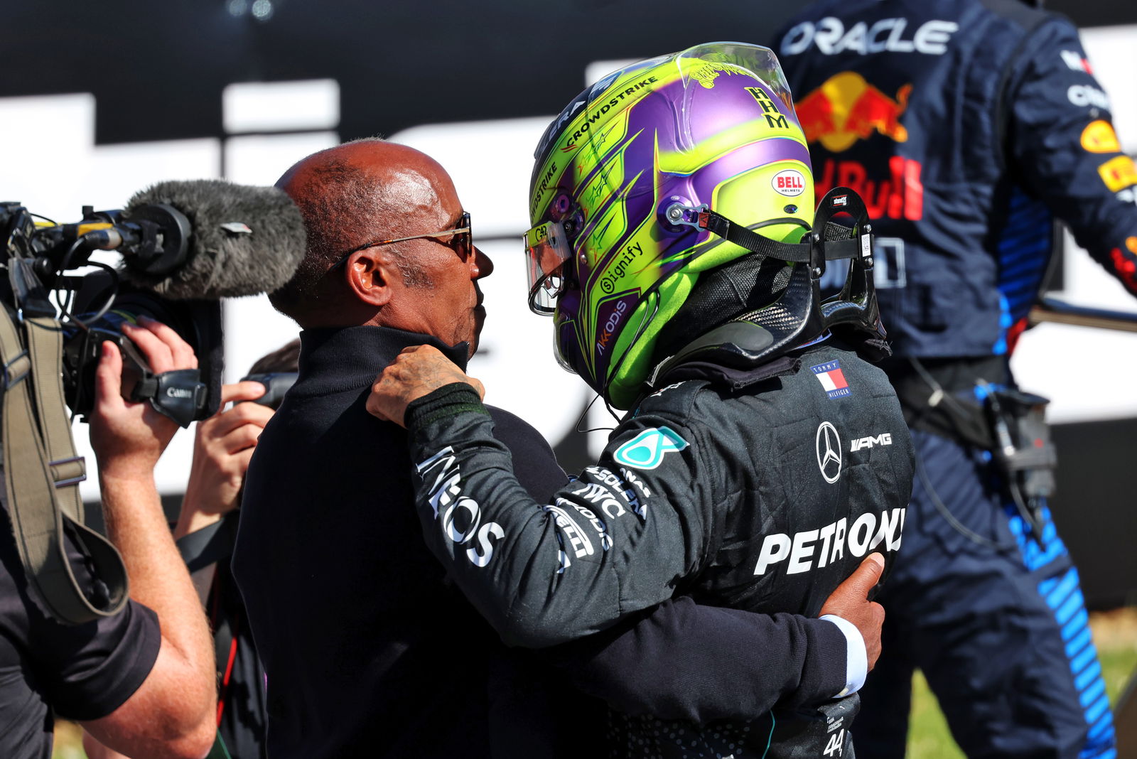 Lewis and Anthony Hamilton embrace after the race. ©: Rew / XPB Images