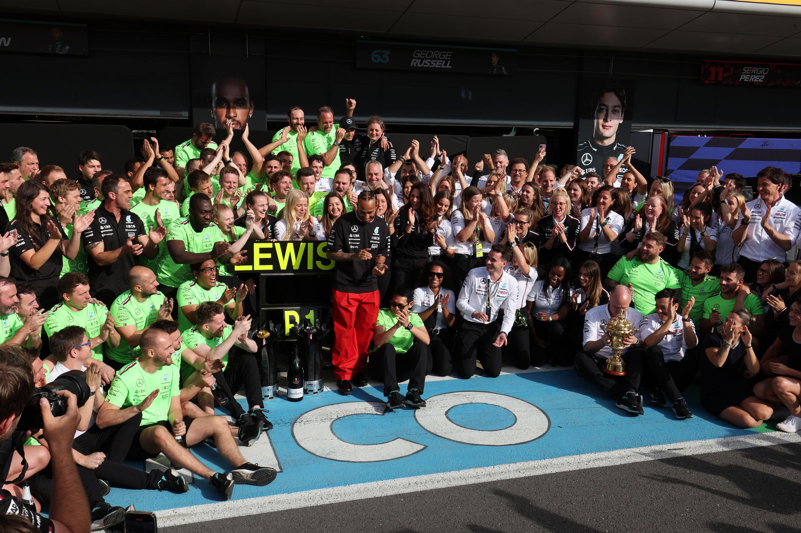 Mercedes gather for a post-race photo op. ©: Davenport / XPB Images