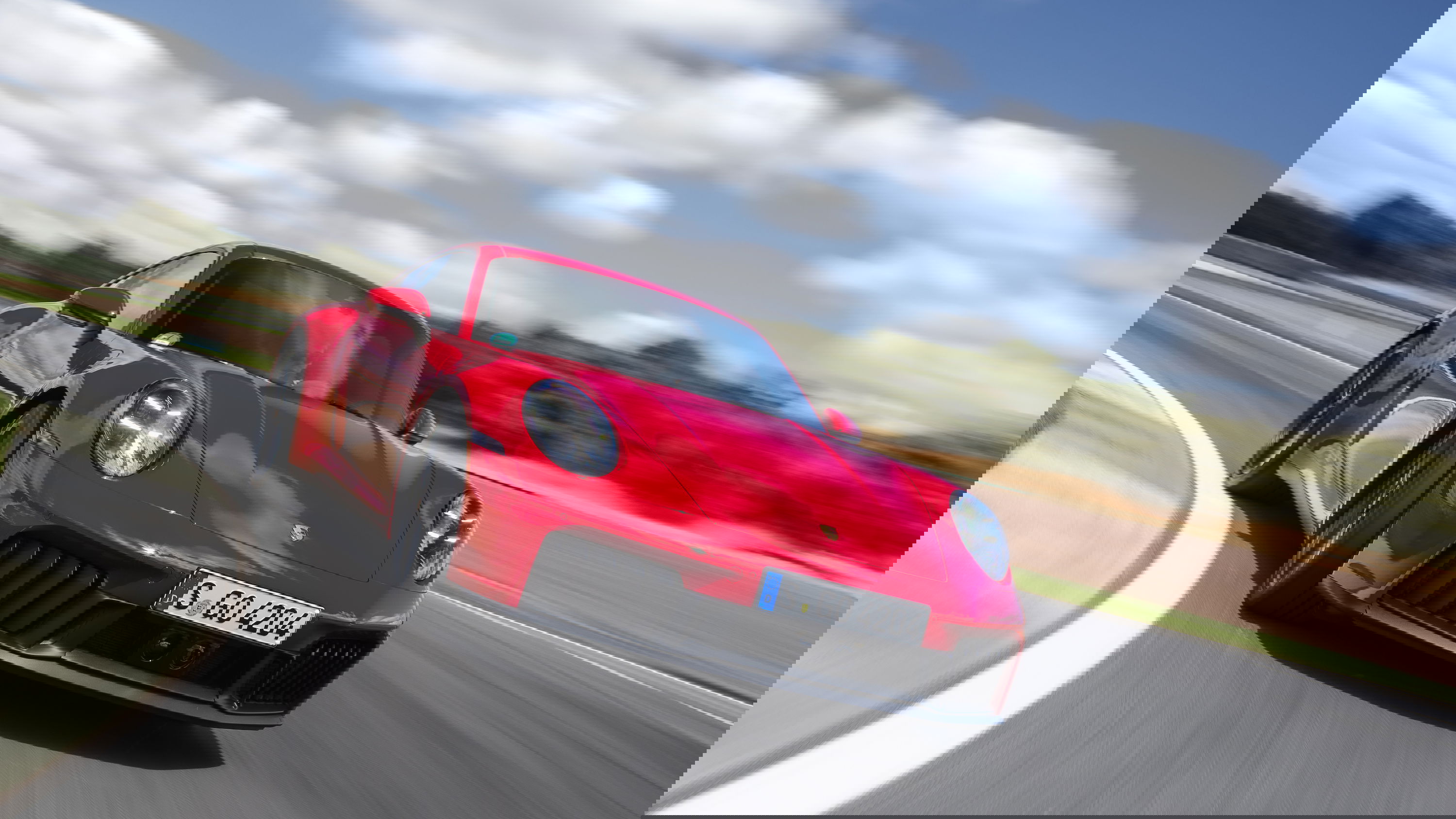 Porsche 911 GTS - driving