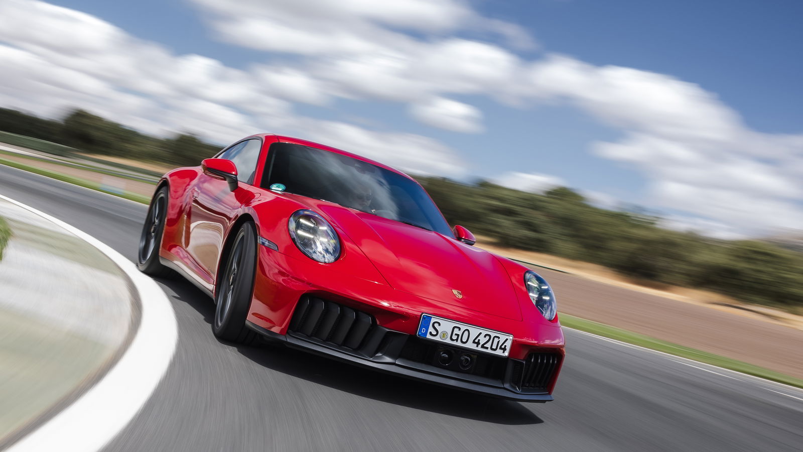 Porsche 911 GTS - driving