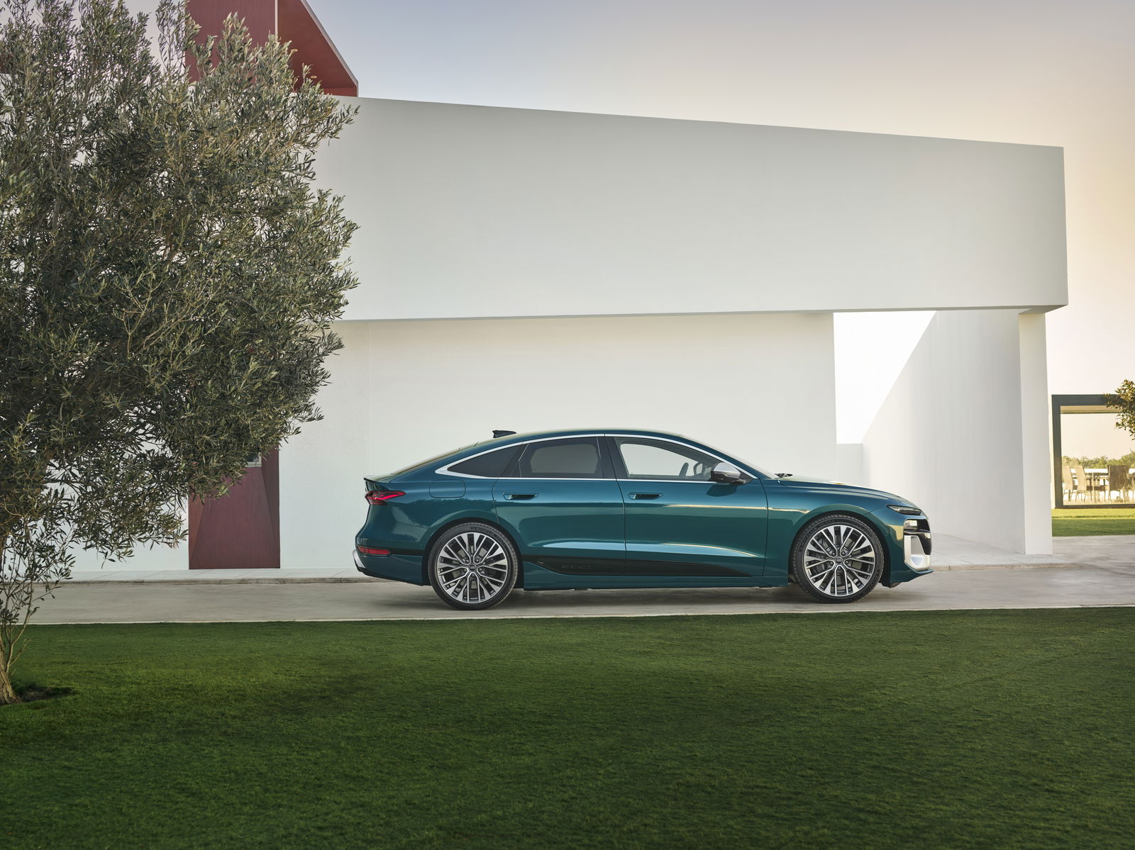 Audi S6 E-Tron Sportback - side