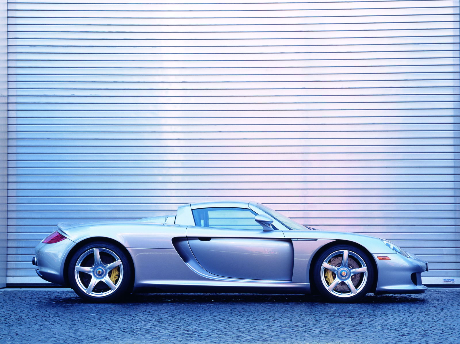 Porsche Carrera GT - side