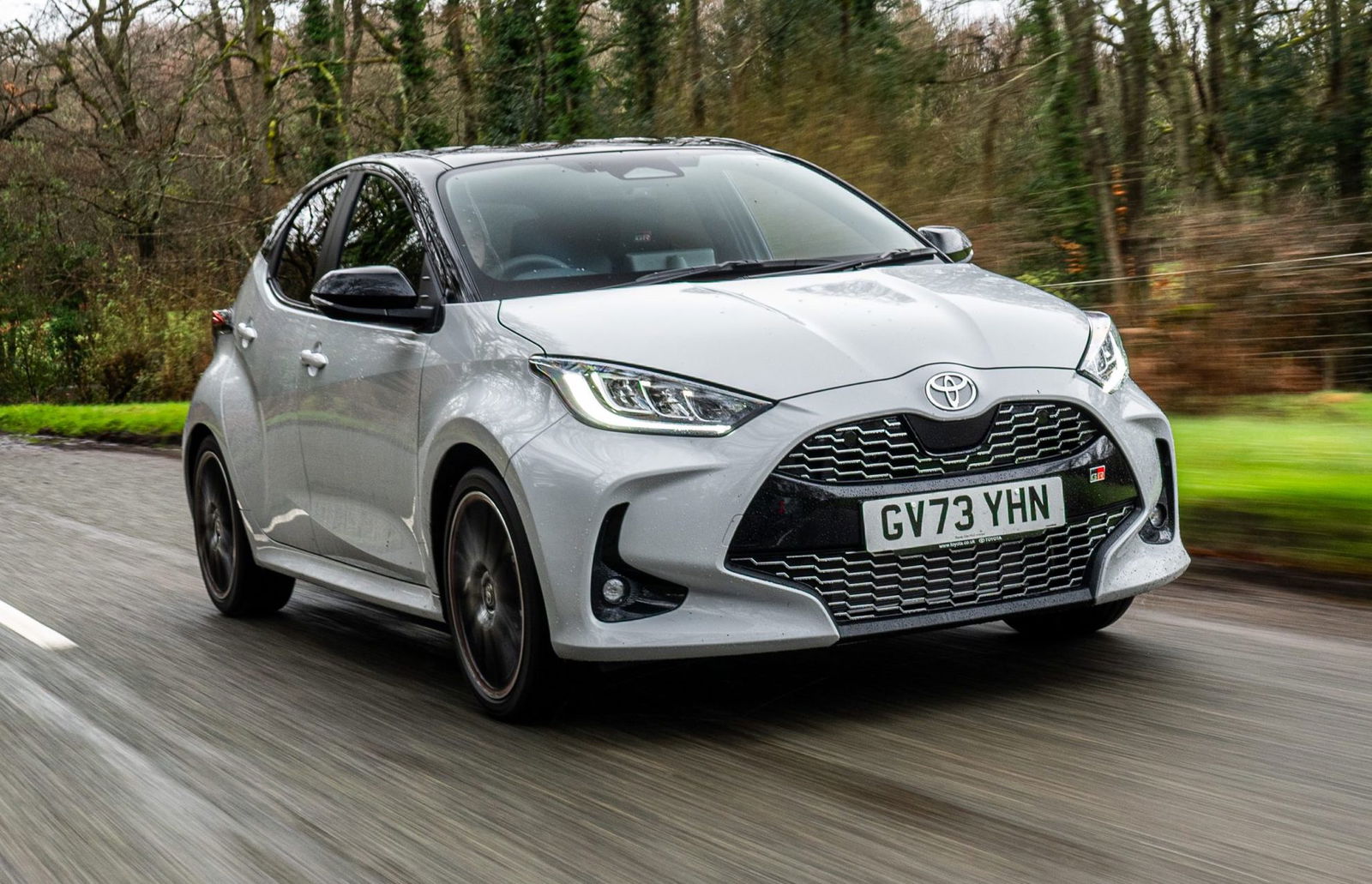 Toyota Yaris Hybrid - front