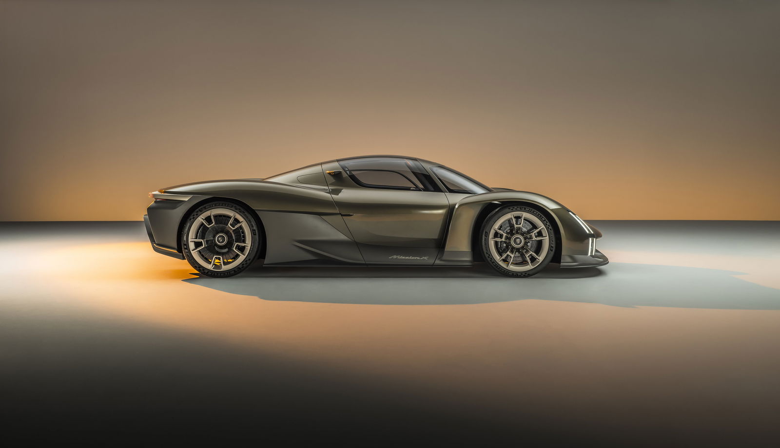 Porsche Mission X concept - side