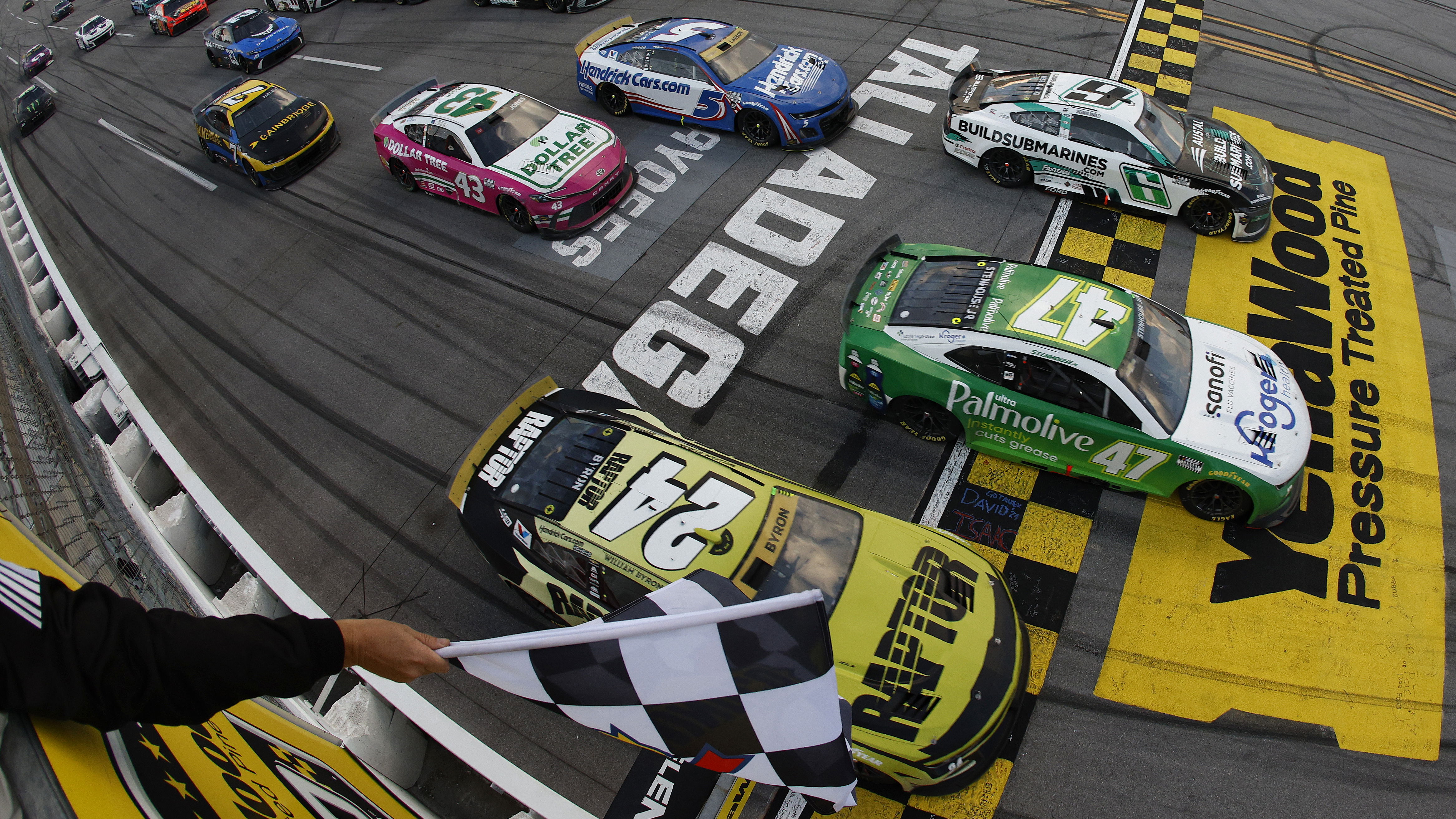 The YellaWood 500 field crosses the line in overtime © Sean Gardner/Getty Images