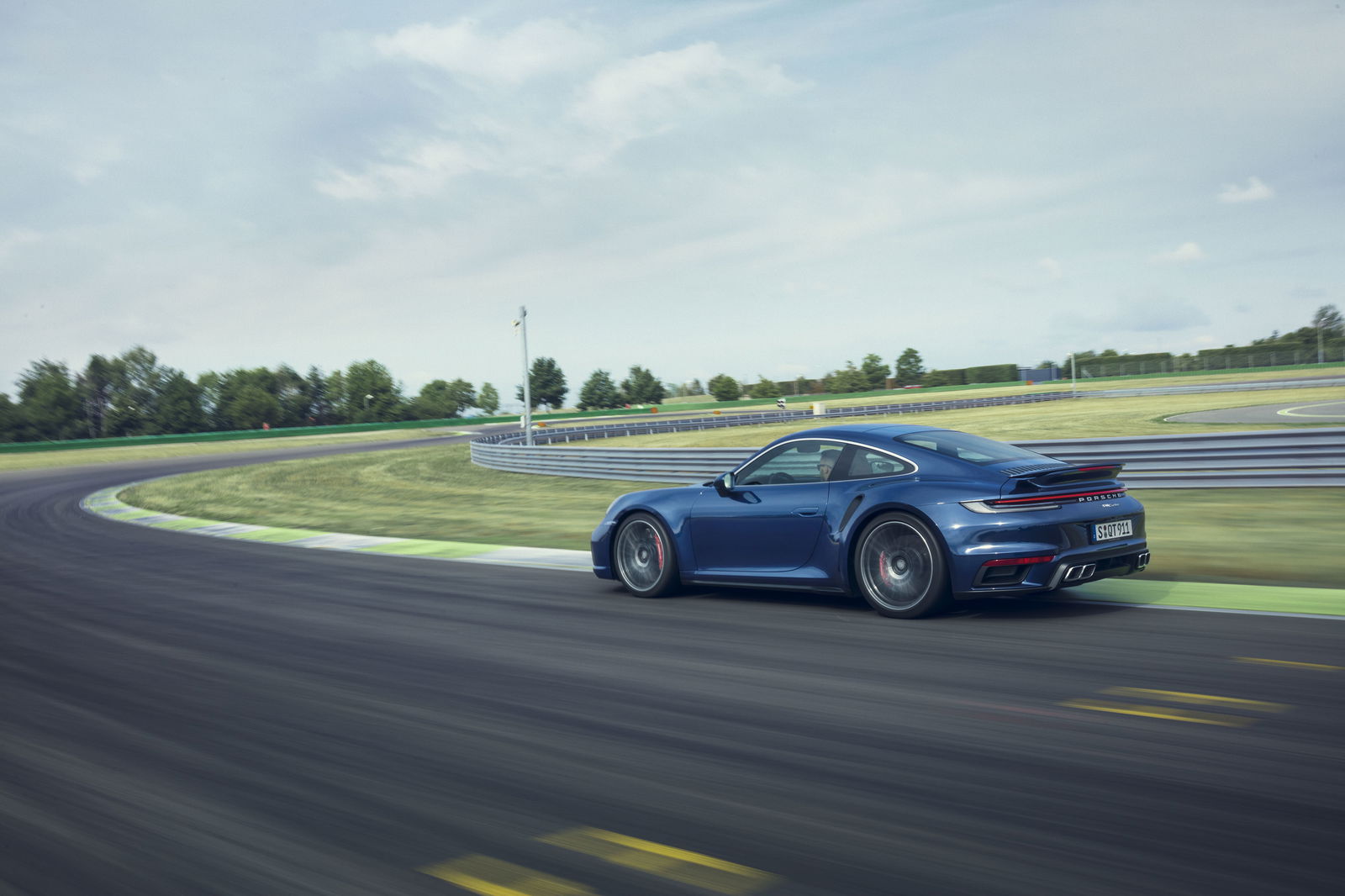 Porsche 911 Turbo 992 - rear