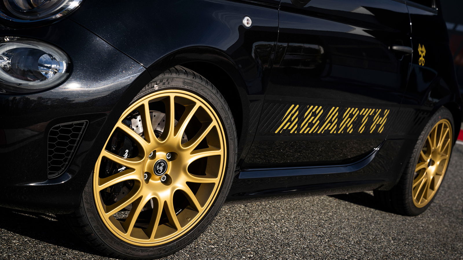 Abarth 695 75 Anniversario, side decal and gold wheels