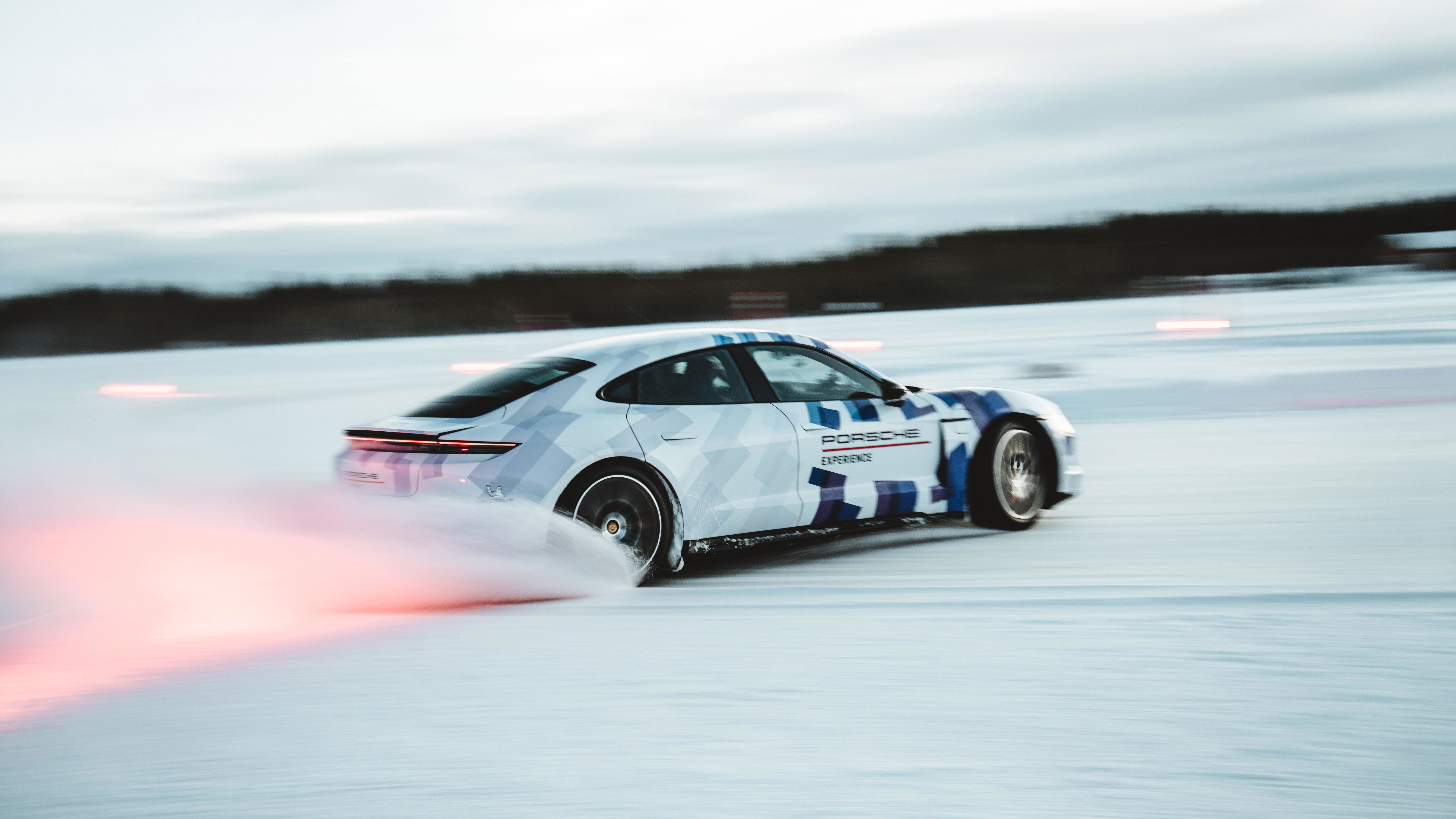 Porsche Taycan GTS - drifting