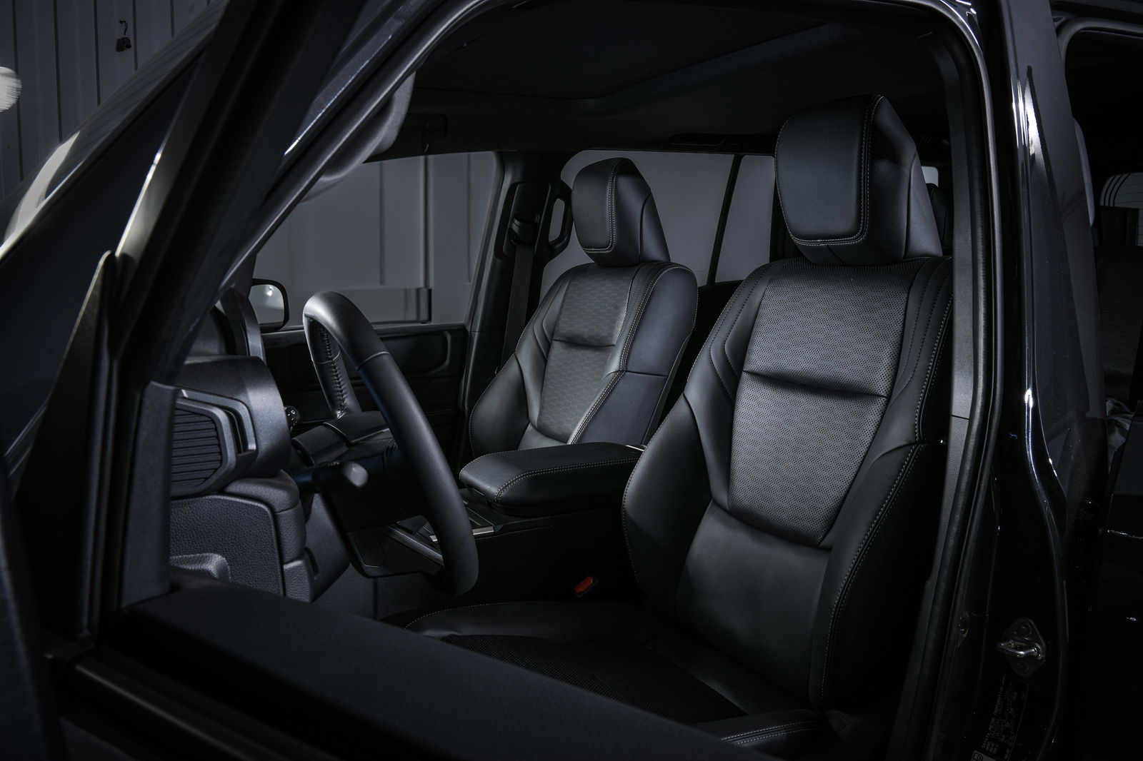 Toyota Land Cruiser AT37 - interior