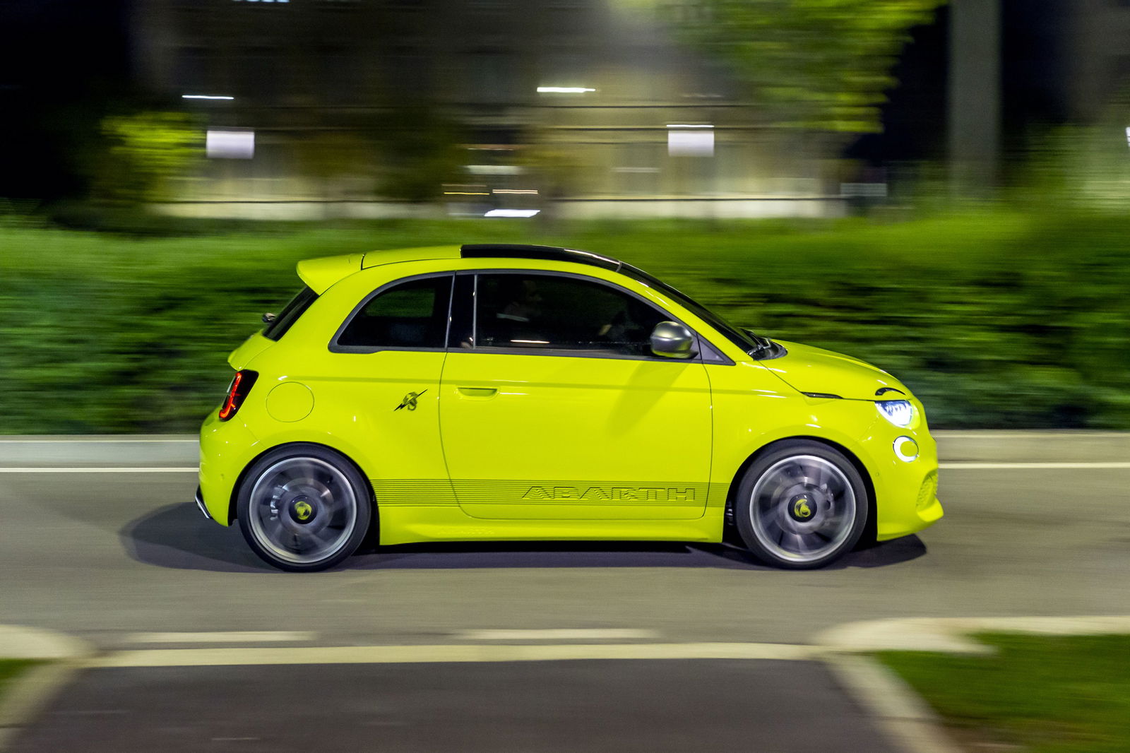 Abarth 500e - side