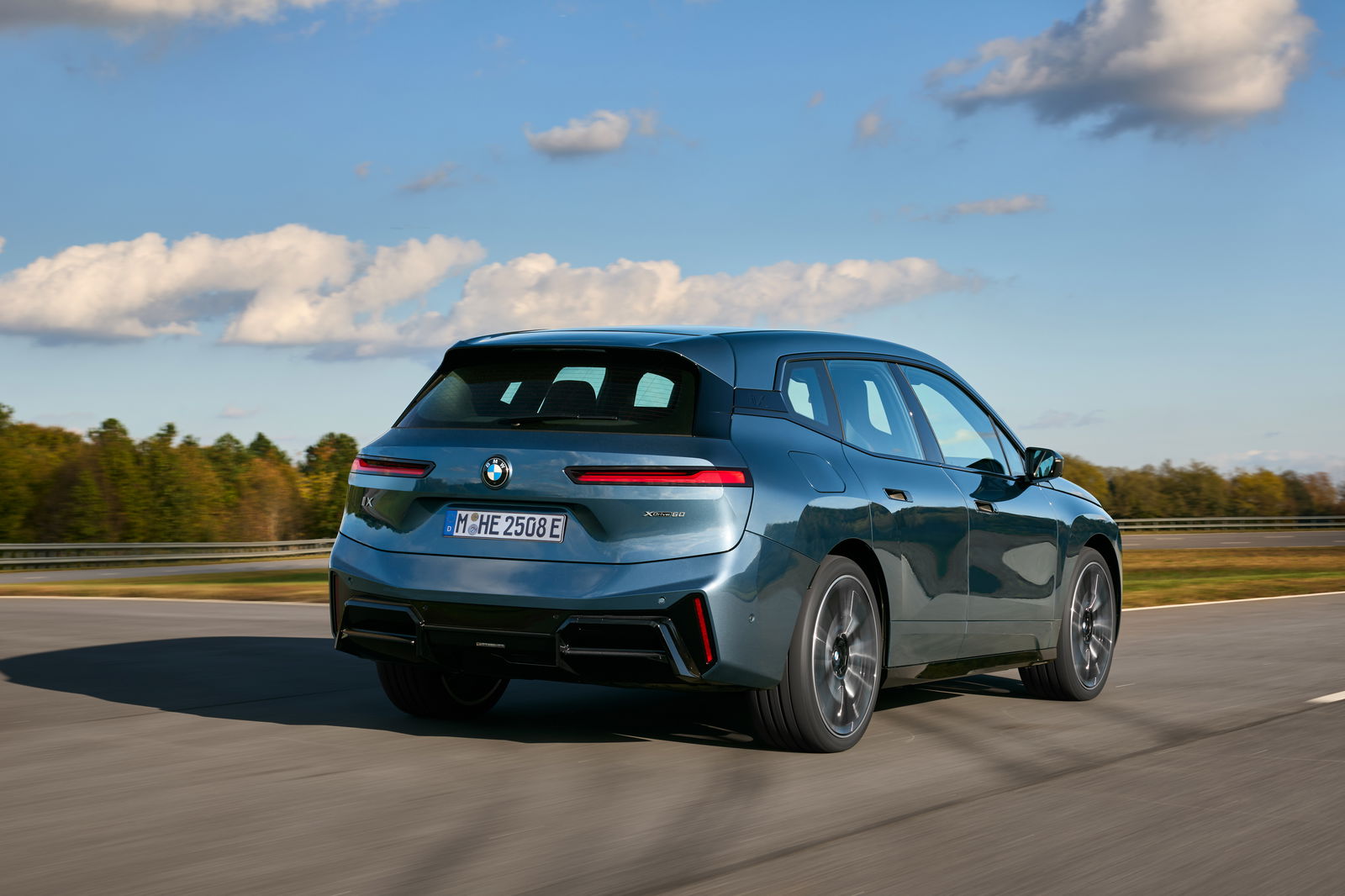 BMW iX xDrive60 - rear