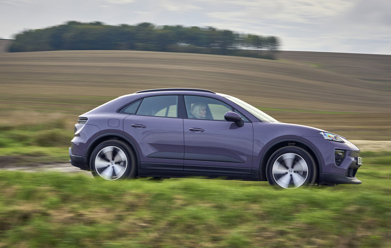 Porsche Macan 4 - side, driving