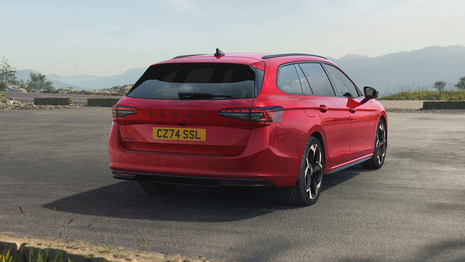 Skoda Superb SportLine, Estate, rear 3/4