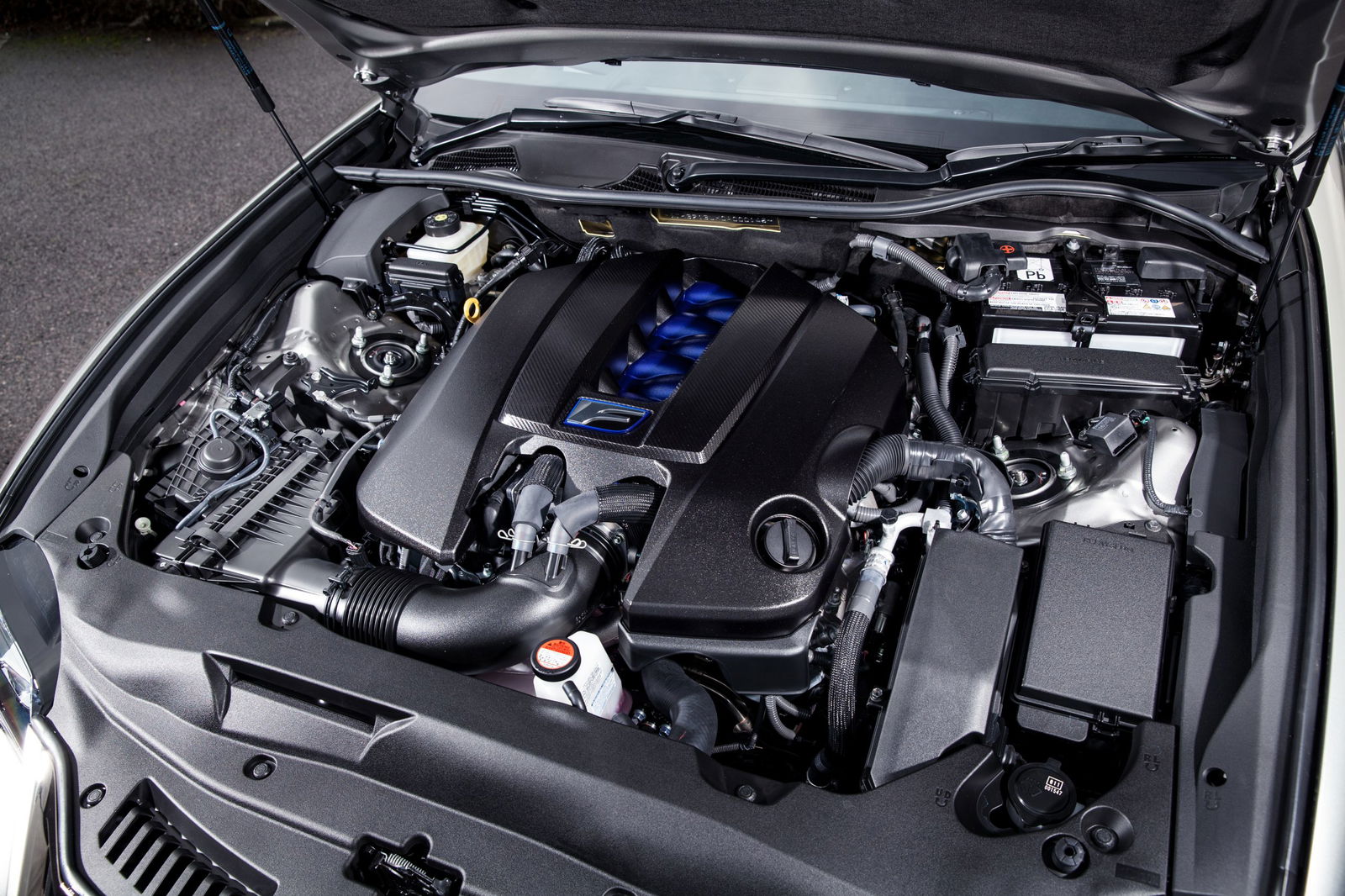 Lexus GS F - engine bay