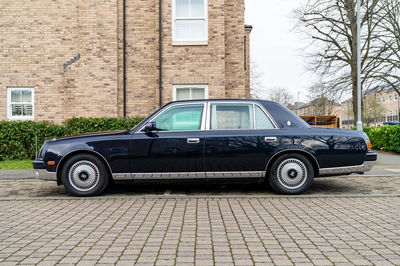 Toyota Century - side