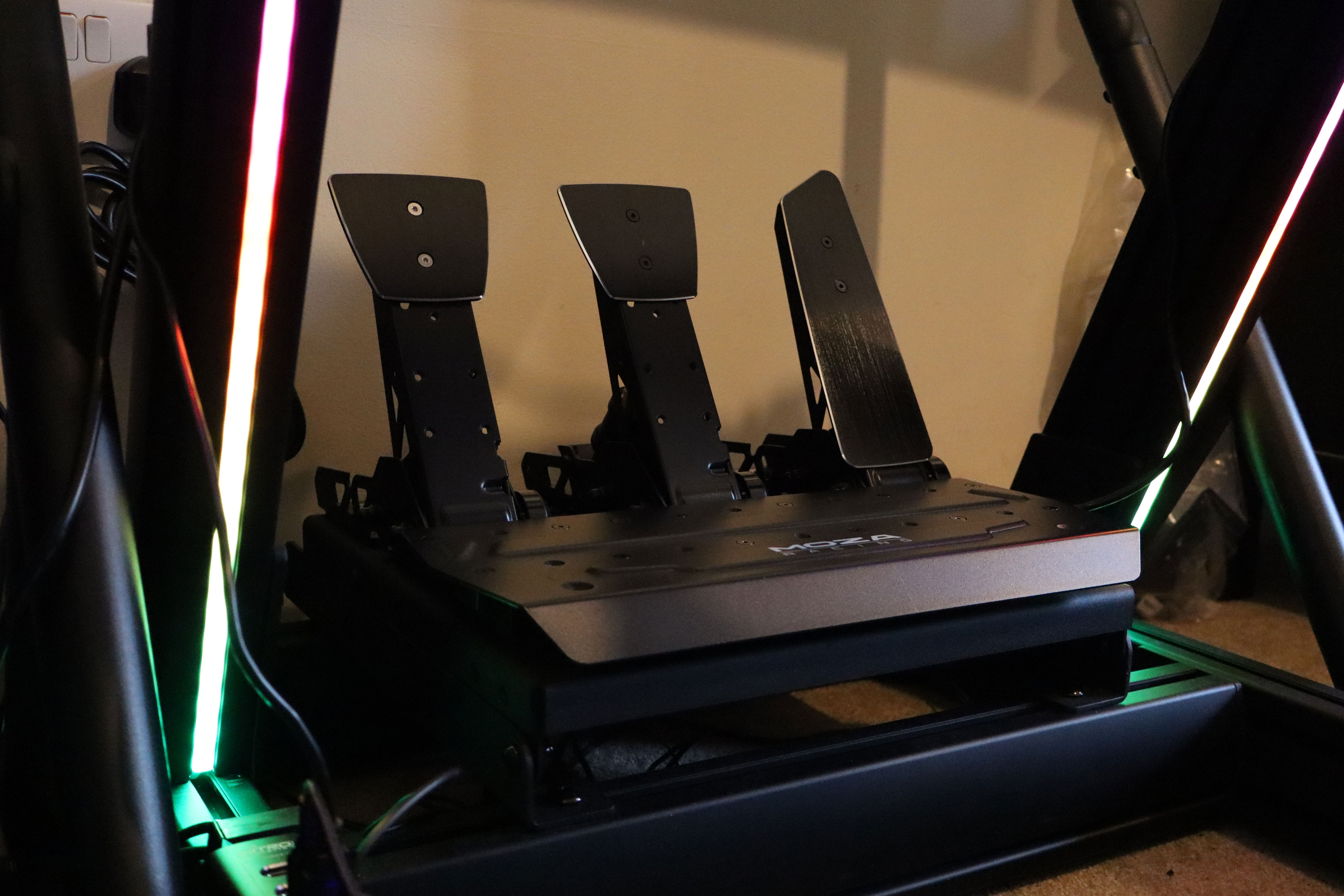 Nitro Concepts E-Racer, pedals