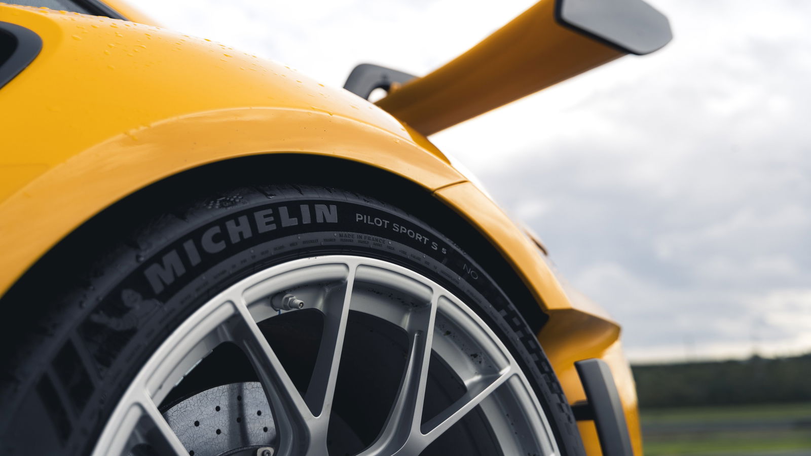 Porsche 911 GT3 RS wet weather tyres