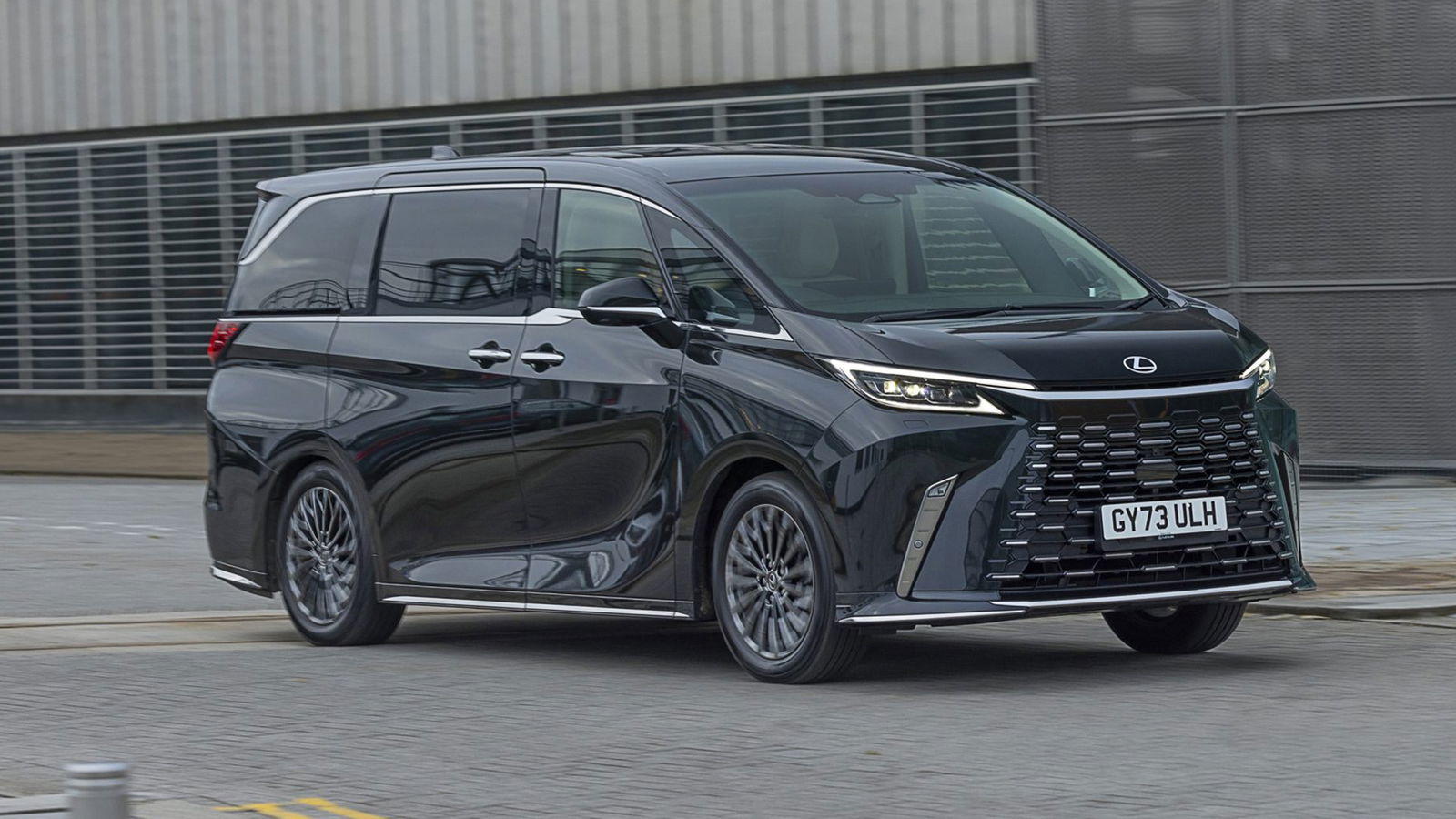 Lexus LM350h, front