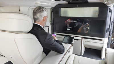 Lexus LM350h, rear screen