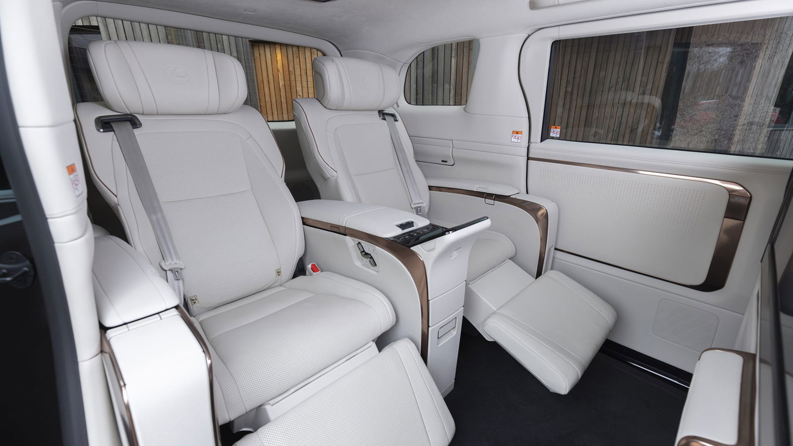 Lexus LM350h, rear seats