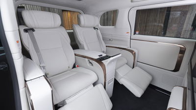 Lexus LM350h, rear seats