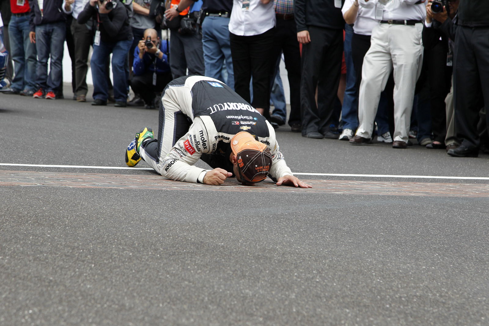 2013 winner Tony Kanaan kisses the bricks