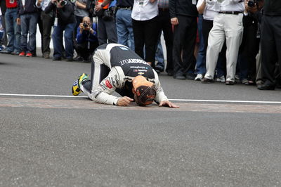 2013 winner Tony Kanaan kisses the bricks