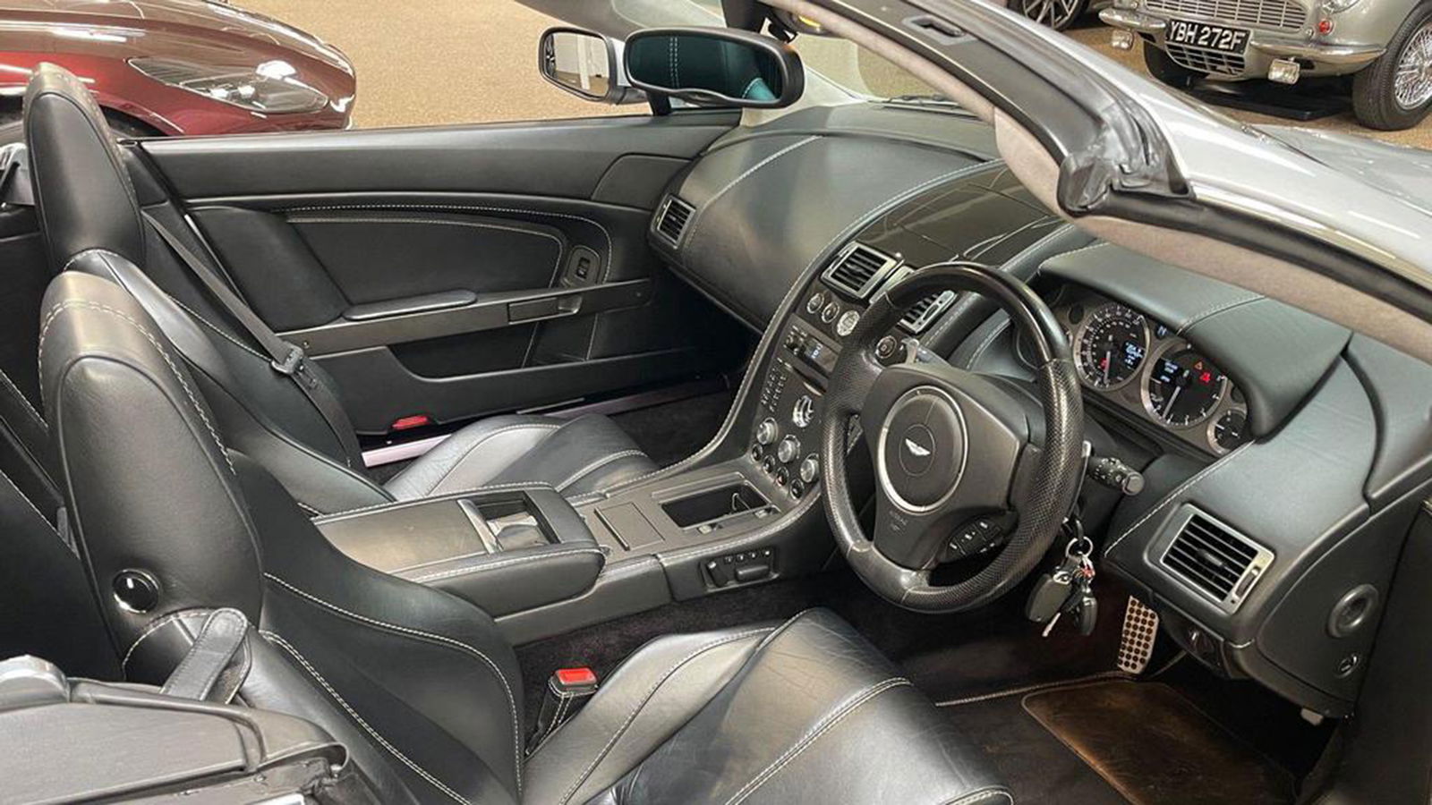 Aston Martin Vantage Roadster, interior