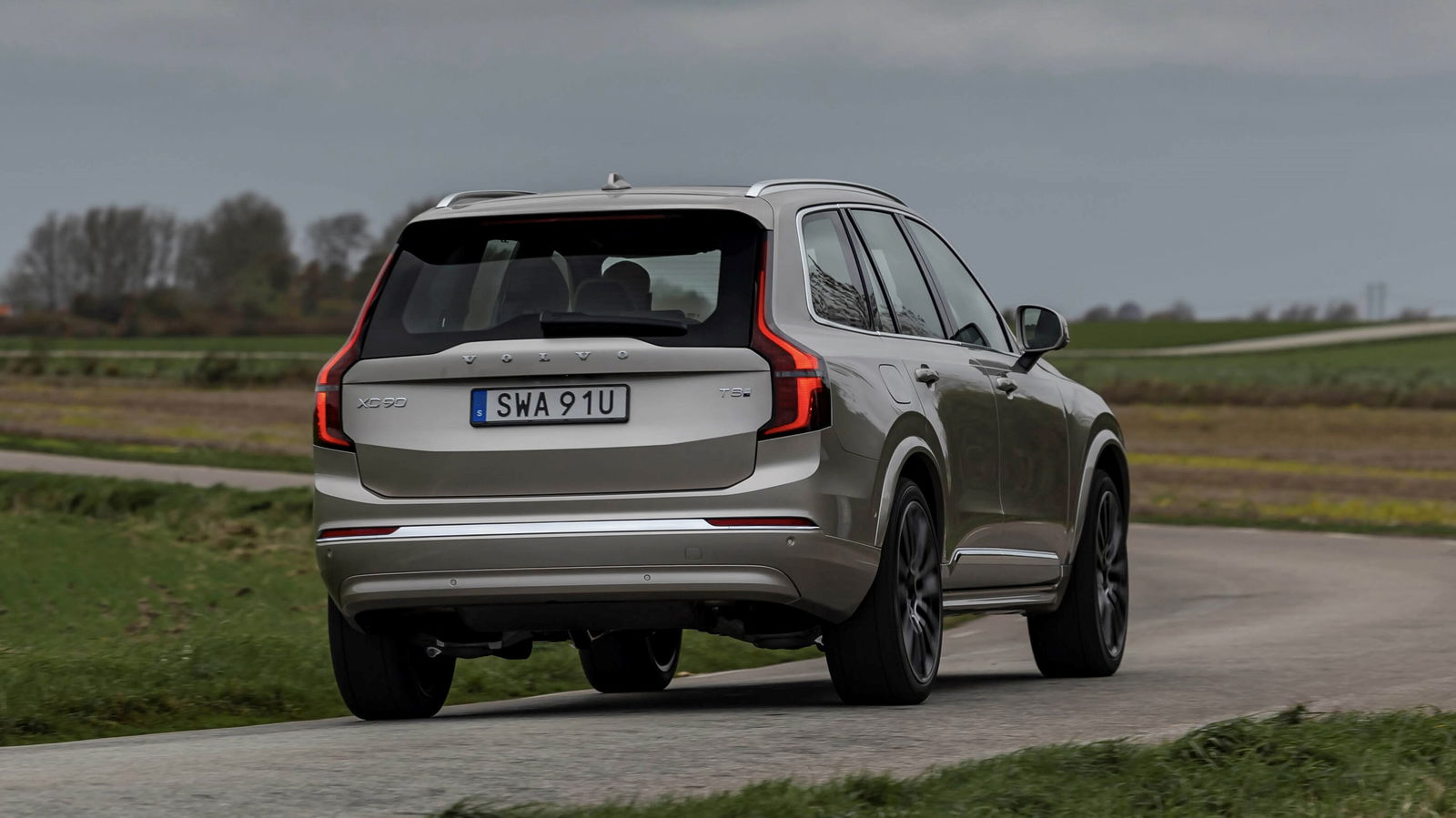 Volvo XC90 - rear, driving