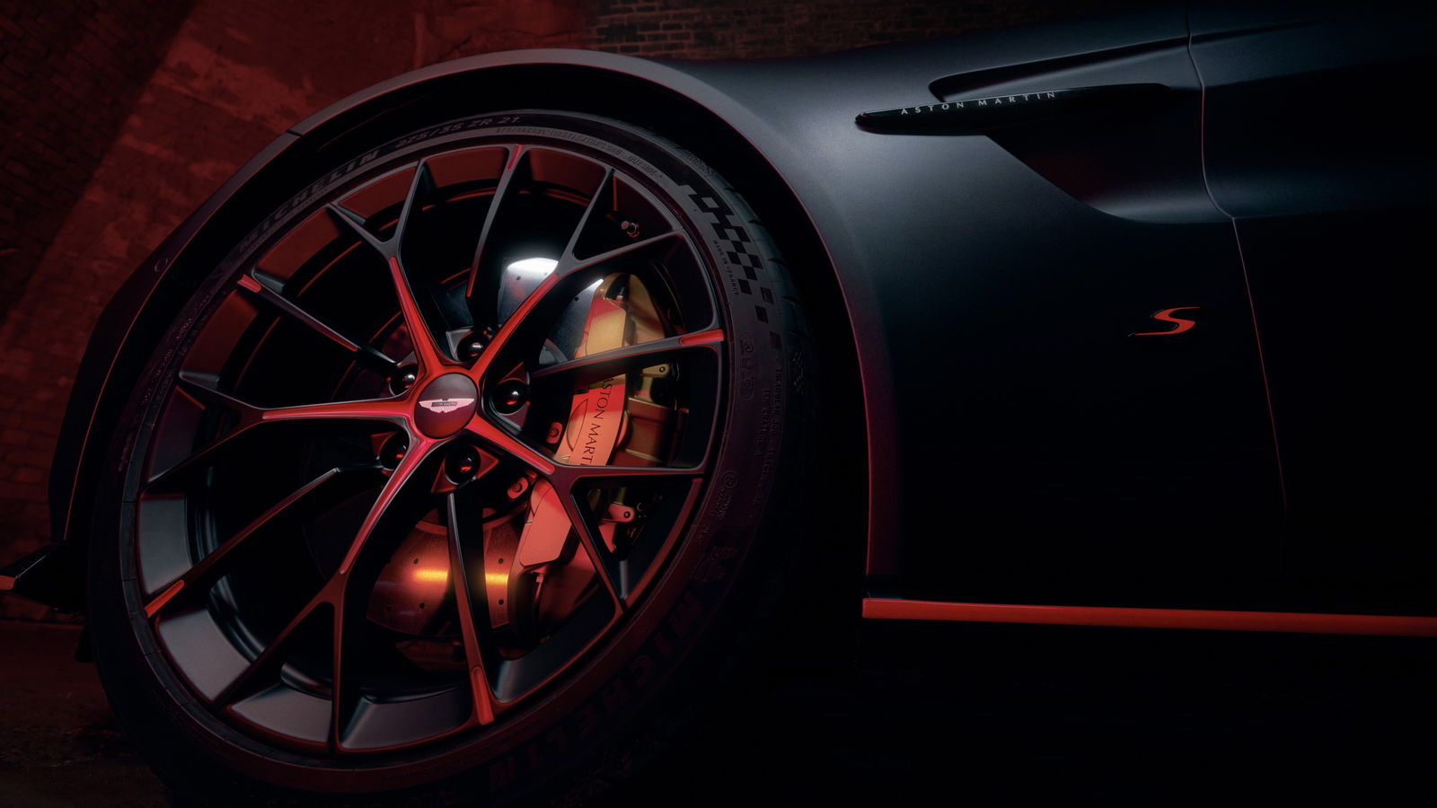 Aston Martin Vantage S - side detail