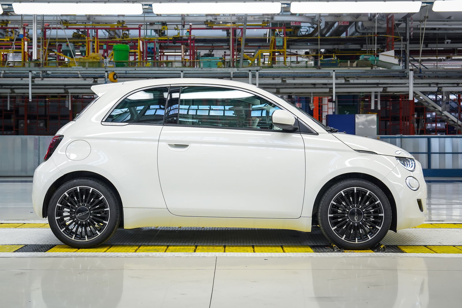 Fiat 500 Hybrid hatch - side