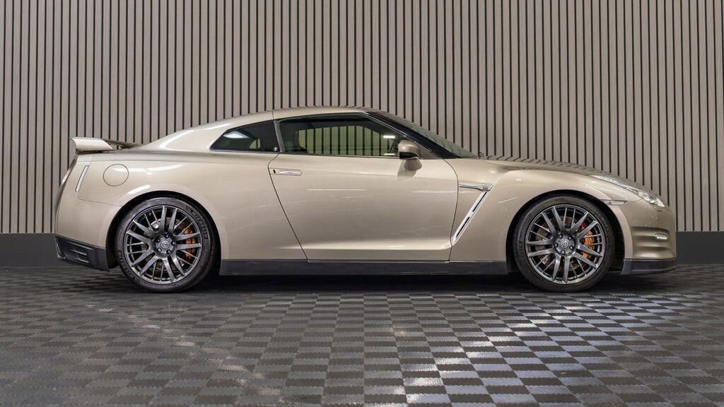 Nissan GT-R 45th Anniversary Edition - side