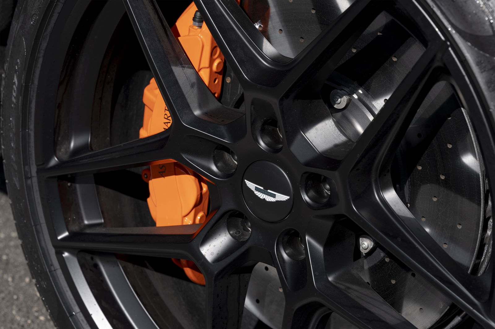 Aston Martin DBX S - wheel detail