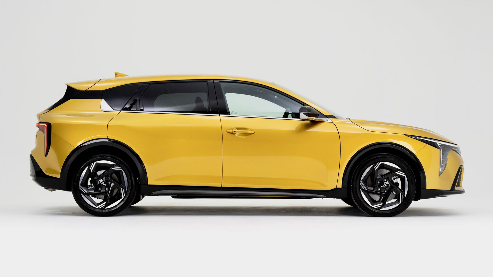 Kia K4 - side