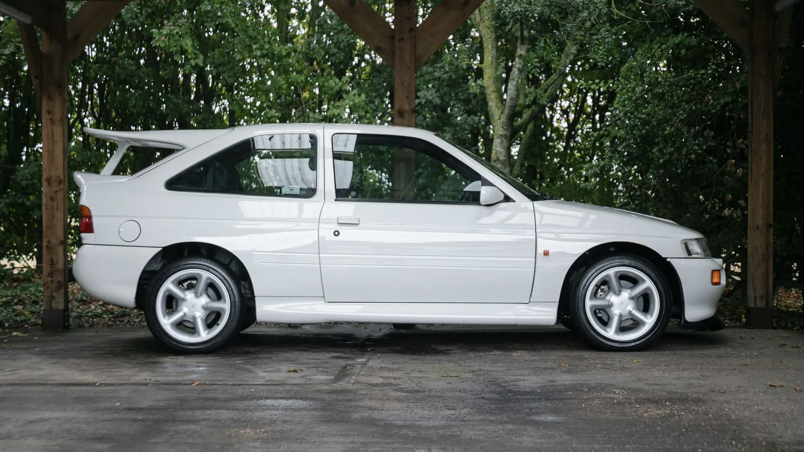Ford Escort RS Cosworth - side
