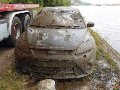 This Is What It Looks Like When A Ford Focus RS Is Unceremoniously Dumped Into A River