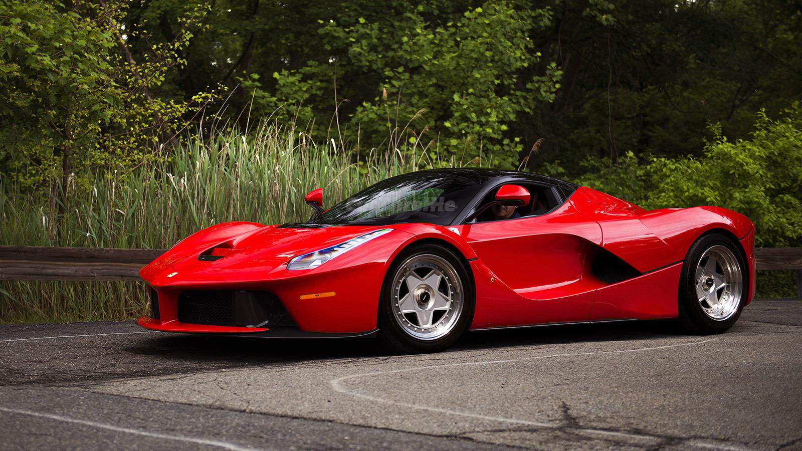 Like McLaren, Ferrari's modern hypercar comes with some awe-inspiring tech, which seems to sit nicely with the simplicity of the F40's design.