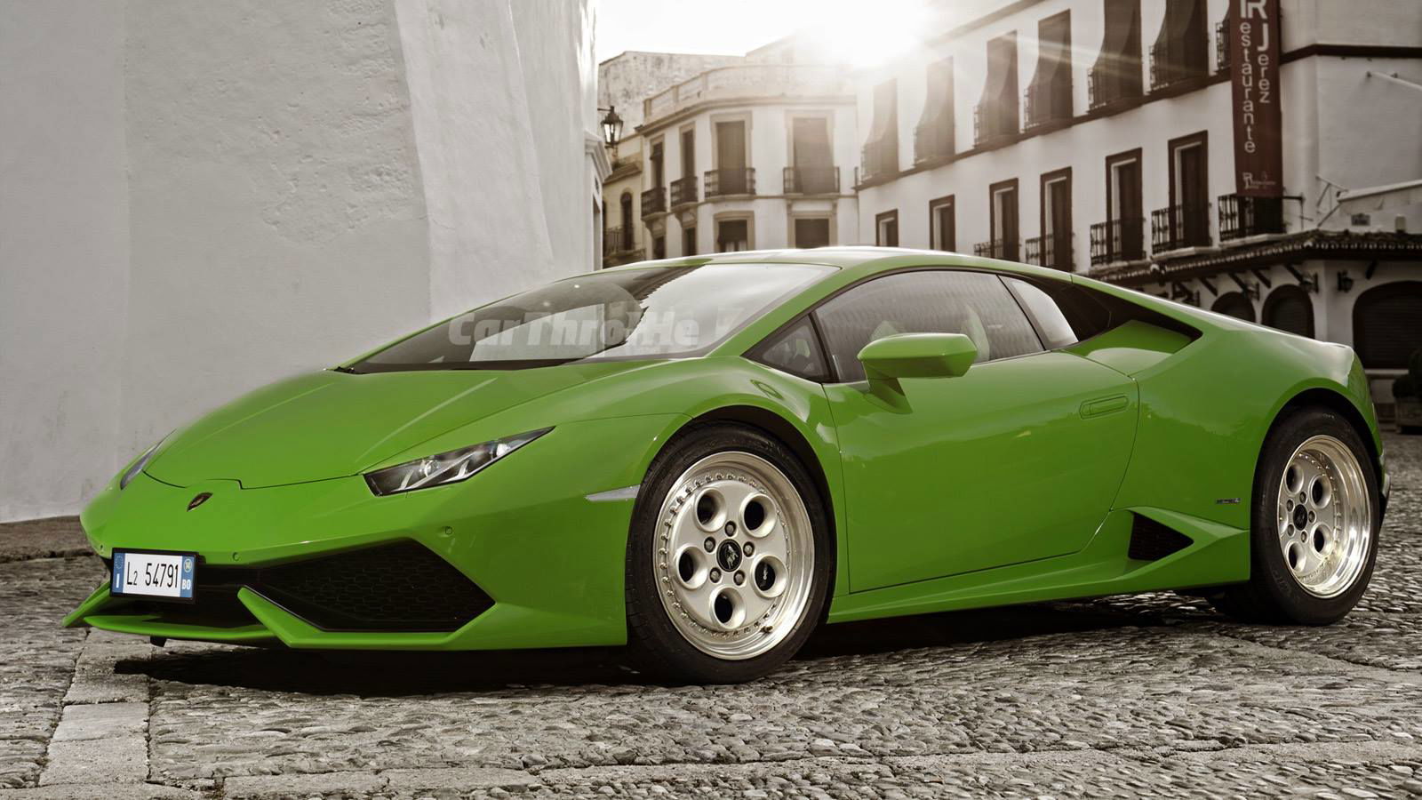 The Huracan is all sharp lines and angular goodness, so the Diablo's classic phone dial wheels look totally at odds with its design. Totally works, though.