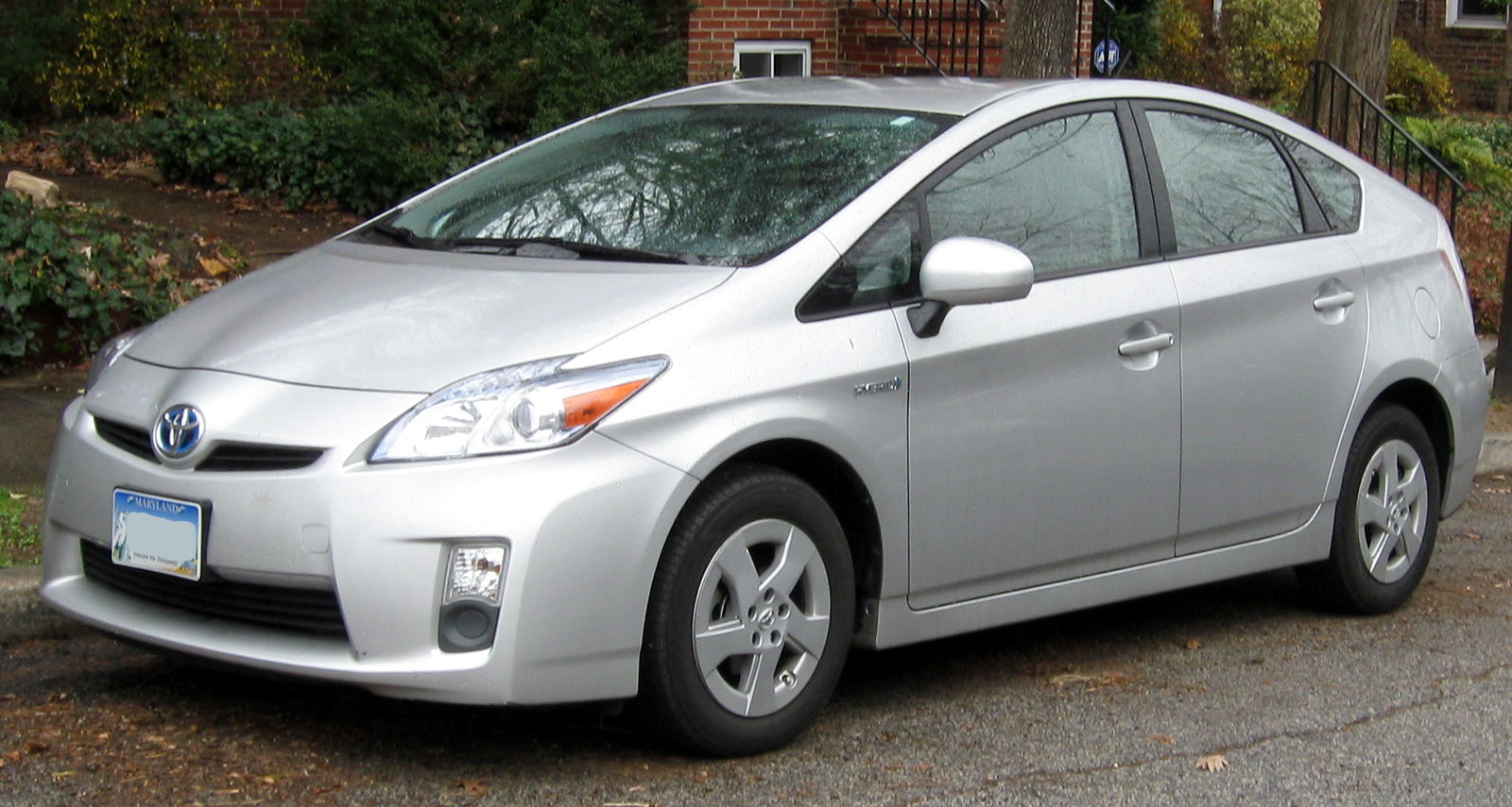 10 Cars Hilariously Reviewed Using Only Emojis