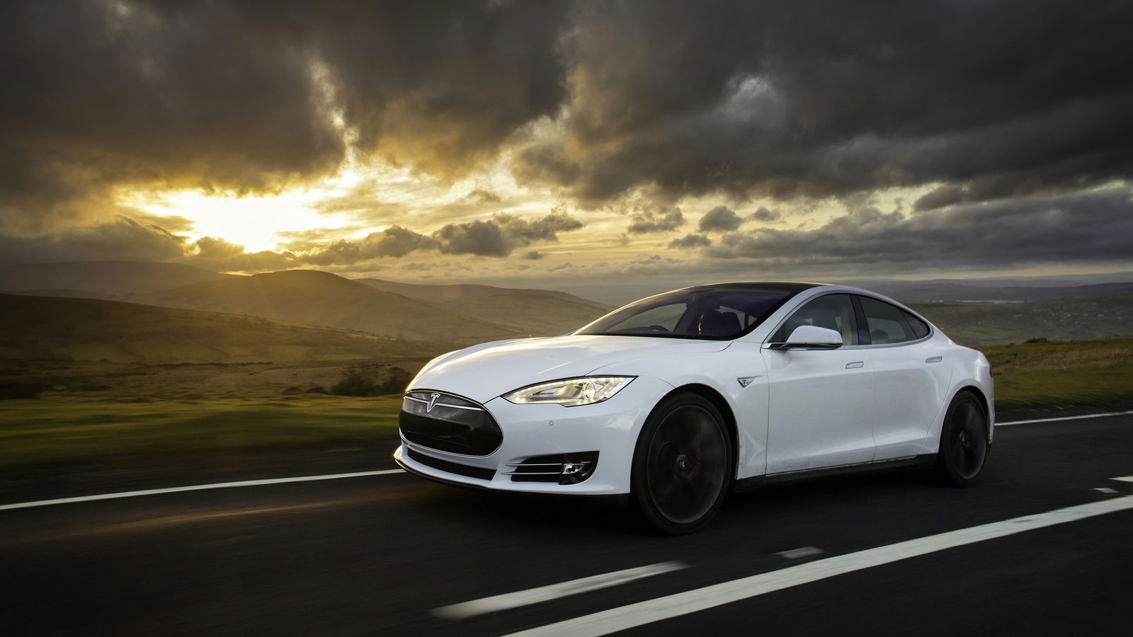 Tesla Autopilot Cuts The Probability Of Having A Crash By 50%