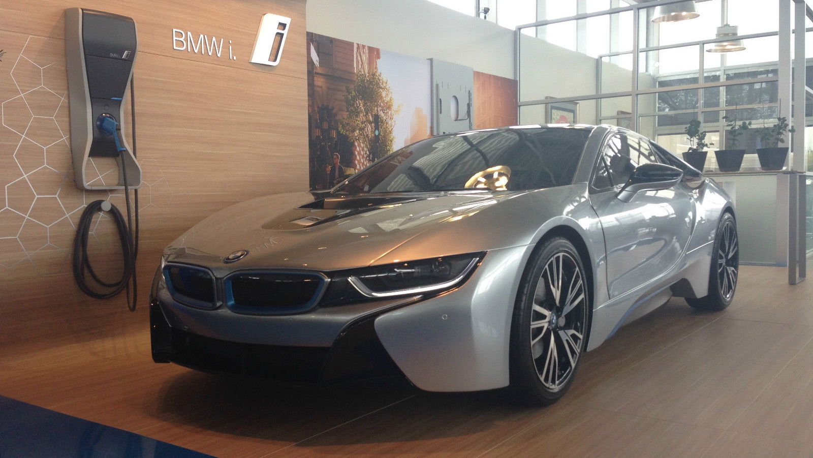 This BMW Dealer Is Selling A Fake, Non-Working i8 For $20k+