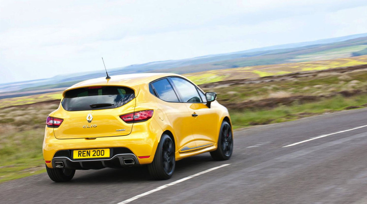 The Clio RS is a looker, but if it were us, we'd choose a slightly more vibrant colour than black...