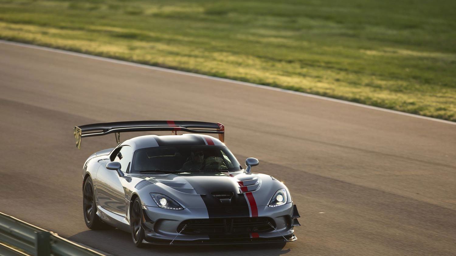 The New Dodge Viper ACR Is The Ultimate 'Murican Street Legal Road Racer 