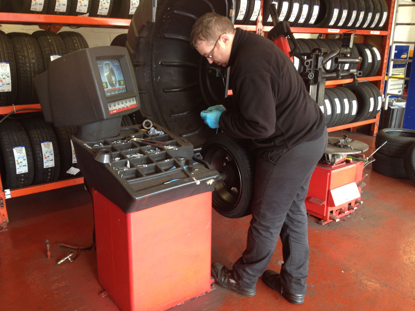 Next, it's time to balance the wheels. One wheel required 130g of weight. The norm is around 50g