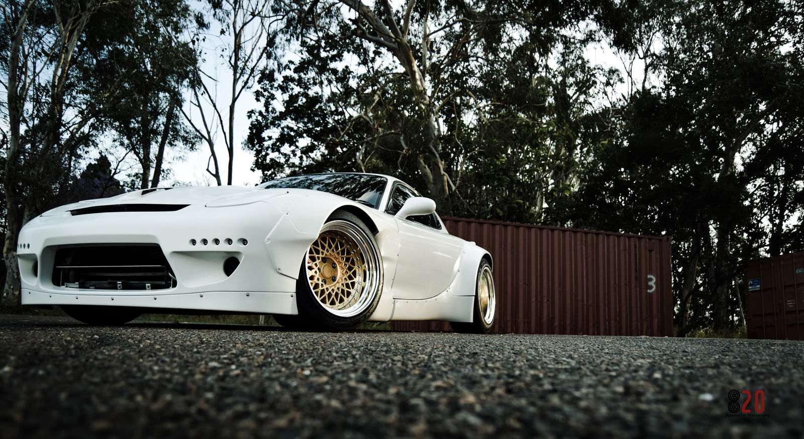 The deep dish, gold-coloured rims certainly stand out against the white bodywork