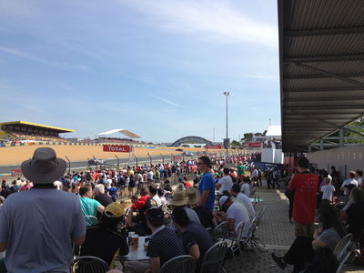 Three hours before the race, crowds assemble at the best vantage points 